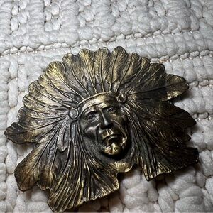 VINTAGE NATIVE AMERICAN INDIAN WITH FULL FEATHER HEADDRESS BRASS BELT BUCKLE